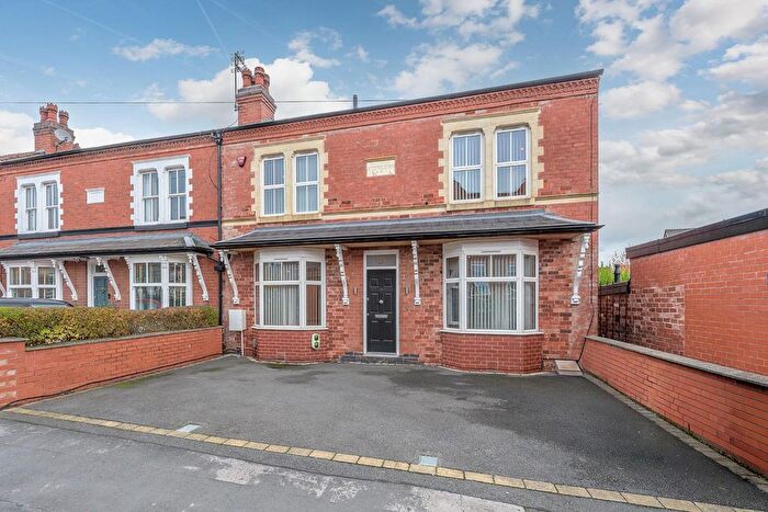 4 Bedroom Semi-Detached House For Sale In Wentworth Road, Birmingham, Birmingham, B17