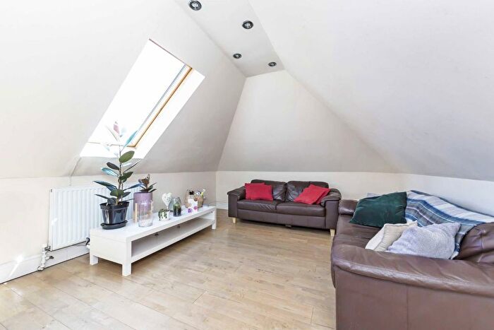 2 Bedroom Flat To Rent In Woodbourne Avenue, London, SW16