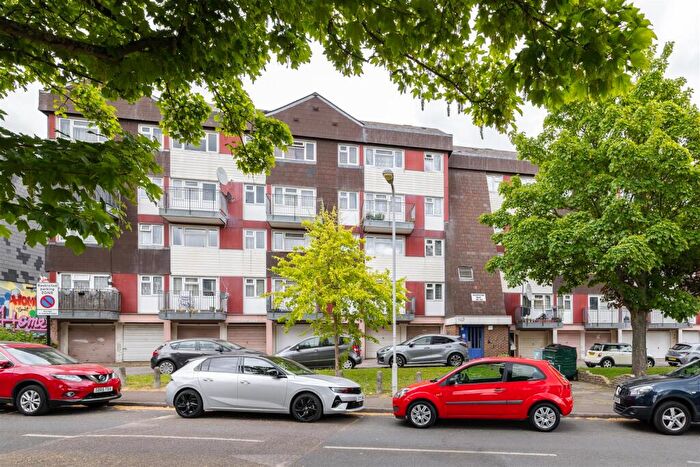 3 Bedroom Apartment For Sale In Aldriche Way, Highams Park, E4