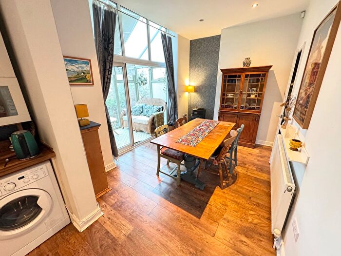 2 Bedroom Flat For Sale In Dallam Road, Shipley, West Yorkshire, BD18