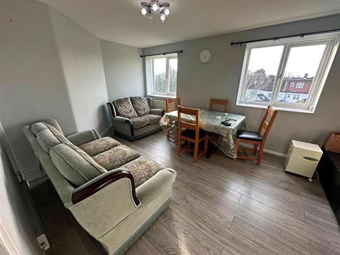 2 Bedroom Flat To Rent In Friern Barnet Lane, Friern Barnet, London, N20
