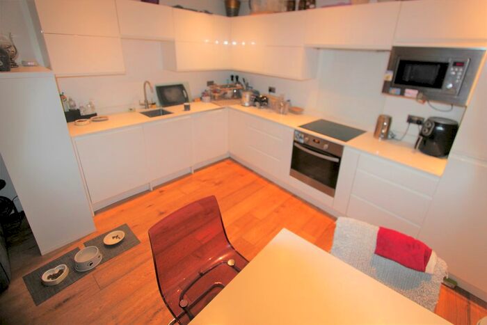 3 Bedroom End Of Terrace House To Rent In High Road, Wood Green N22