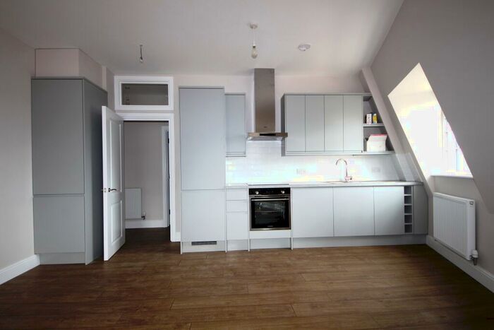 2 Bedroom Flat To Rent In Petunia Court, Malden Manor, KT3