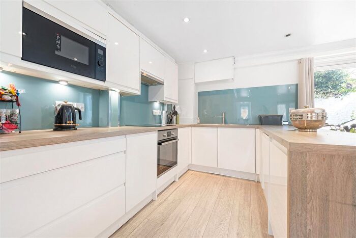 3 Bedroom Terraced House For Sale In Hamilton Road, London, SE27