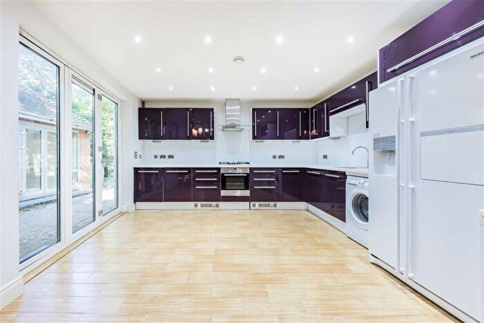 3 Bedroom Bungalow To Rent In Mapesbury Road, The Mapesbury, NW2