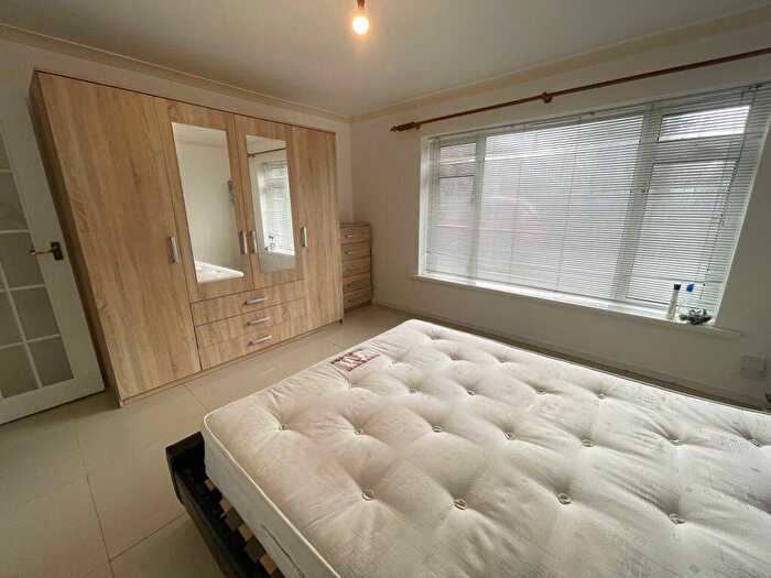3 Bedroom Flat To Rent In Milton Road, Bournemouth (), P02