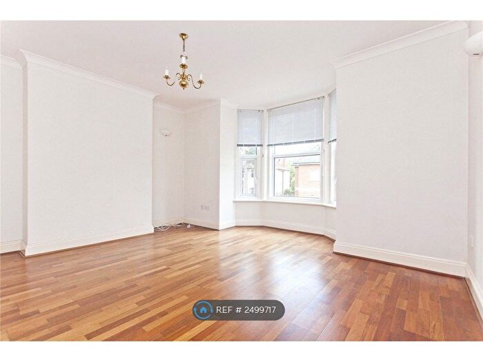 2 Bedroom Flat To Rent In Birchwood Court, Poole, BH14