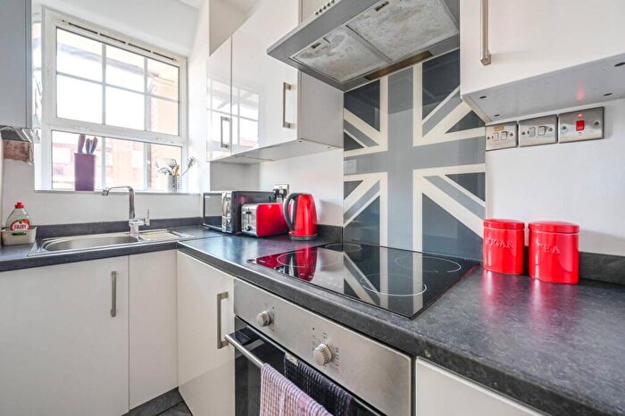 2 Bedroom Flat For Sale In Shadwell Gardens, Shadwell, London, E1
