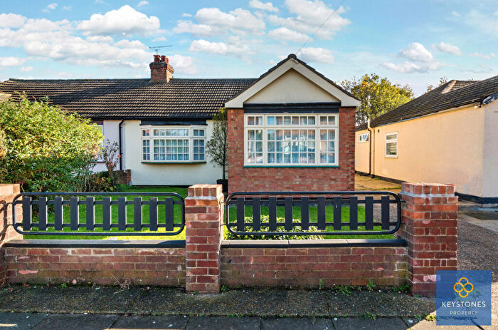 3 Bedroom Chalet For Sale In Cross Road, Romford, RM7