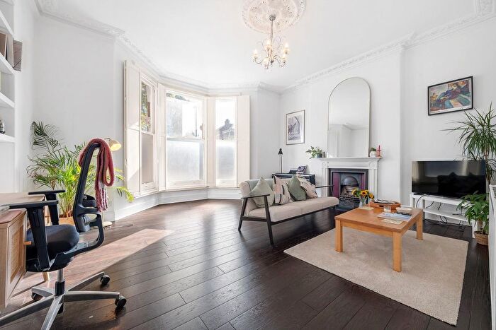 2 Bedroom Flat For Sale In Kings Avenue, SW4