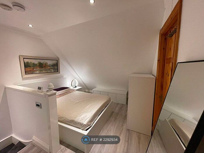 Studio To Rent In Bedford Road, London, SW4