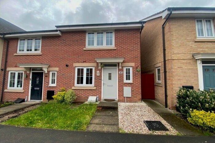 3 Bedroom Town House To Rent In Horse Chestnut Close, Chesterfield, S40
