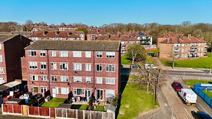 3 Bedroom Maisonette For Sale In Petersfield Avenue, Romford, RM3