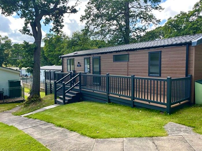 2 Bedroom Mobile/park Home For Sale In Mill Lane, Hawksworth Leeds, LS20