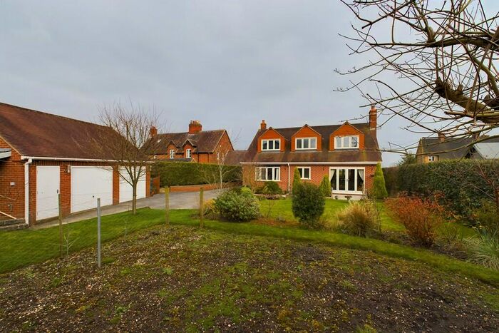3 Bedroom Detached House For Sale In Hanbury Hill, Hanbury, DE13