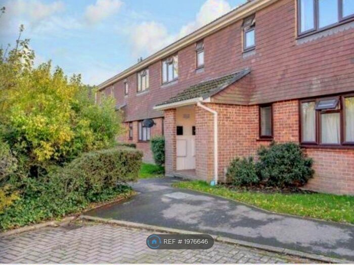 1 Bedroom Flat To Rent In Robyns Way, Edenbridge, TN8