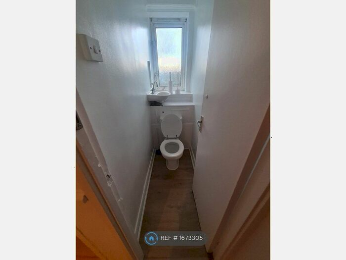 3 Bedroom Flat To Rent In Wainford Close, Wandsworth, SW19