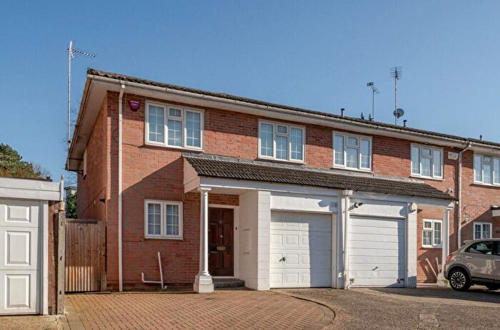 4 Bedroom End Of Terrace House For Sale In Lorian Close, Woodside Park, N12