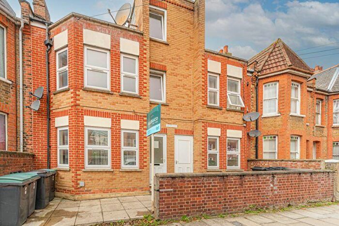 2 Bedroom Flat For Sale In Ellenborough Road, London, N22