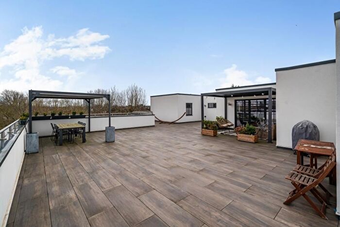 3 Bedroom Flat To Rent In Raeburn Avenue, Berrylands, Surbiton, KT5