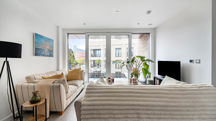 1 Bedroom Flat For Sale In Cendal Crescent, London, E1