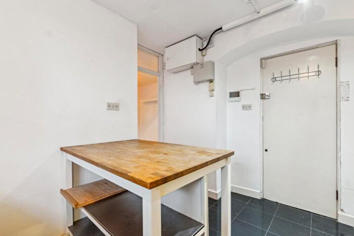 1 Bedroom Flat To Rent In Wilmington House, Highbury Crescent, N5