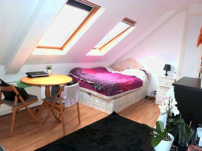 Studio To Rent In Beechcroft Avenue, London, NW11