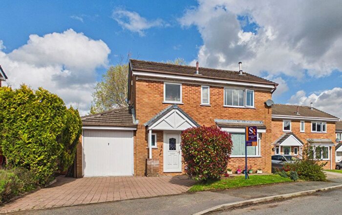 4 Bedroom Detached House For Sale In Brookside Road, Chapel-En-Le-Frith, SK23