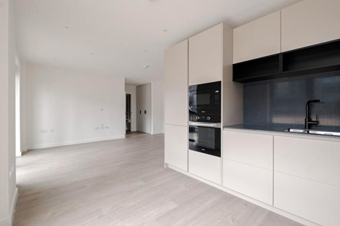 3 Bedroom Apartment To Rent In Anax Street London, N4