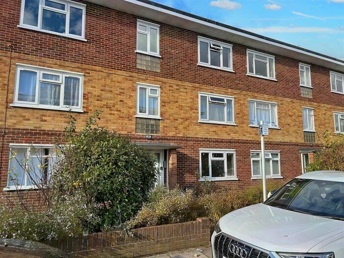 1 Bedroom Flat To Rent In Chelsea Close, Hampton Hill, Hampton, TW12
