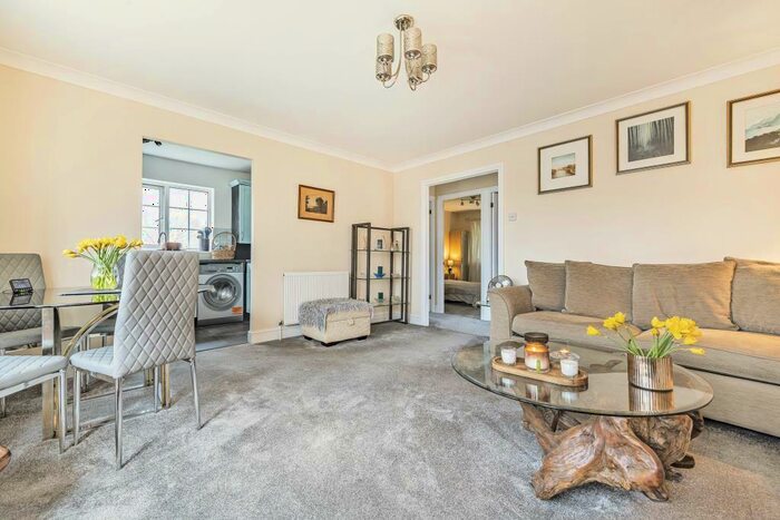 2 Bedroom Apartment To Rent In Swan Lane, London, N20