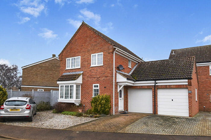 3 Bedroom Link Detached House For Sale In The Paddocks, Potton, SG19
