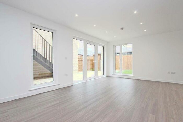 3 Bedroom Detached House To Rent In Farnsworth Drive, Edgware, HA8