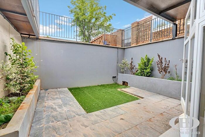 2 Bedroom Flat To Rent In Castlebar Road, London, W5