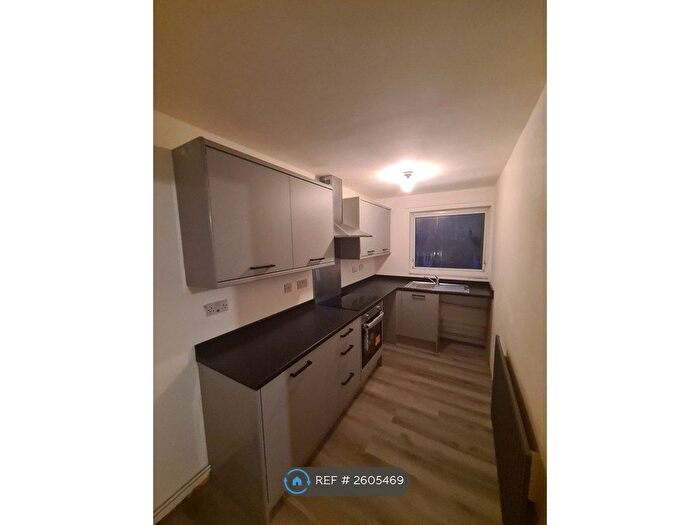 2 Bedroom Flat To Rent In The Glade, Wolverhampton, WV8