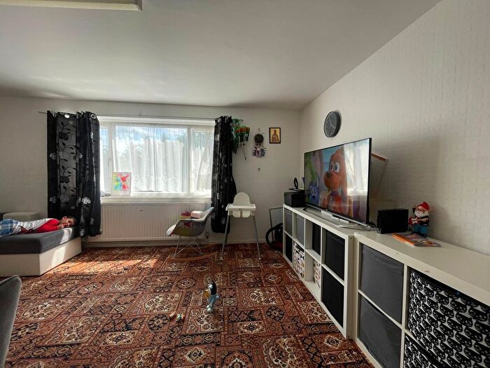 2 Bedroom Flat To Rent In Harlech Gardens, Hounslow, TW5