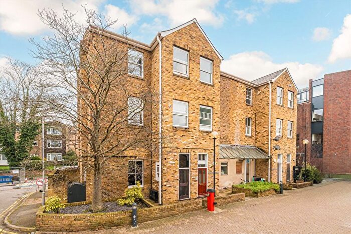 1 Bedroom Flat To Rent In Bridle Close, Kingston, KT1