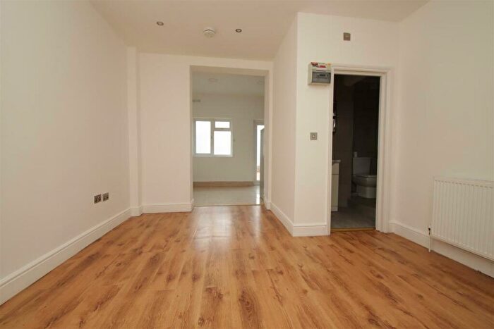 1 Bedroom Flat For Sale In North Circular Road, London, N13