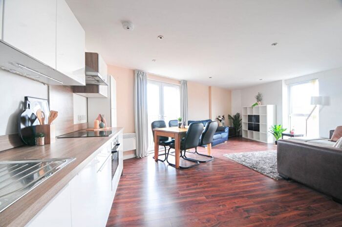 3 Bedroom Flat To Rent In Sillavan Way, Salford, M3