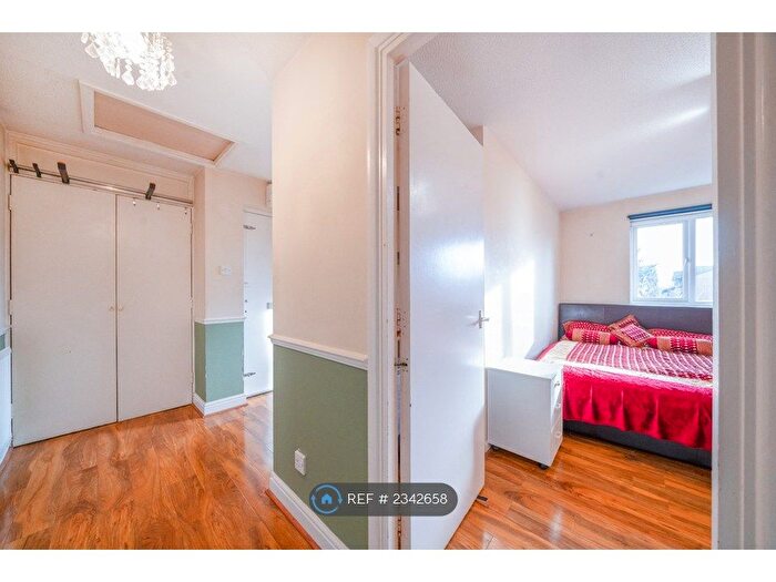 2 Bedroom Flat To Rent In Courtlands Close, Watford, WD24