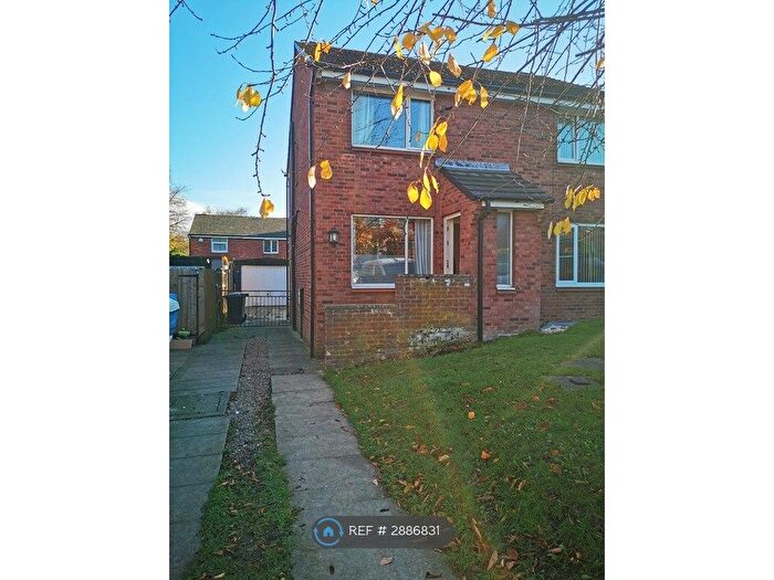 2 Bedroom Semi Detached House To Rent In Ledbury Green, Leeds, LS10