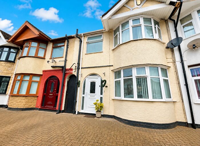 3 Bedroom Terraced House For Sale In Runfold Avenue, Luton, LU3