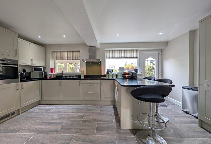 4 Bedroom Detached House For Sale In Moor Croft, Eldwick, Bingley, BD16