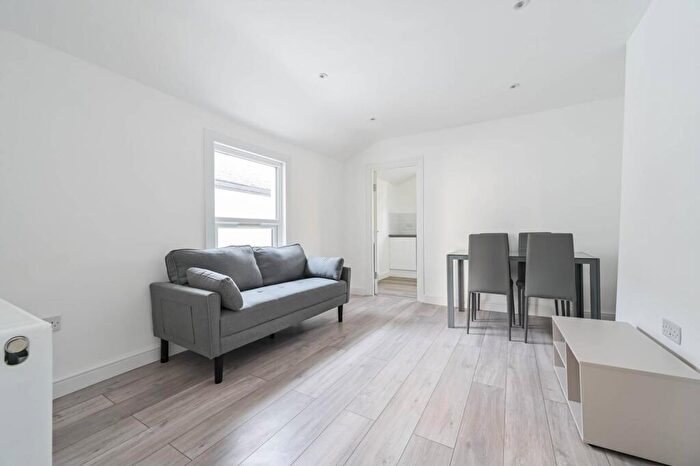 3 Bedroom Flat To Rent In Margery Park Road, Forest Gate, London, E7