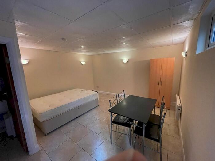 Studio To Rent In Streatham High Road, Streatham London, SW16