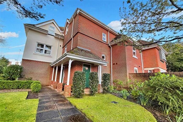 2 Bedroom Flat To Rent In Canford Cliffs, BH13