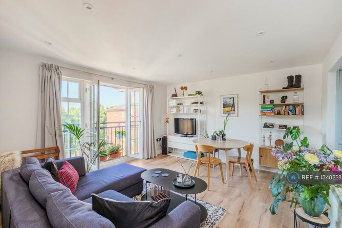 2 Bedroom Flat To Rent In Queensberry Place, London, E12