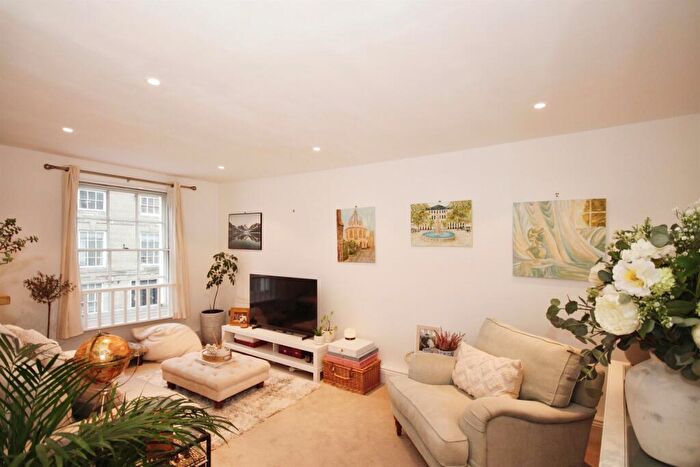 2 Bedroom Apartment For Sale In Neville Court, Warwick, CV34