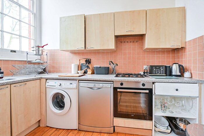 3 Bedroom Flat To Rent In College Green Court, Brixton, London, SW9