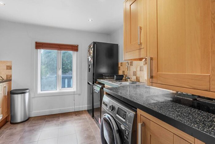 3 Bedroom Apartment To Rent In Tritton Road, London, SE21